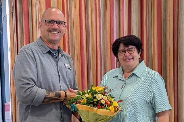 DRK Mitarbeiterin Christine Moczko wurde nach 30 Jahren im WDZ Weilerbach von Ralph Dietrich, Organisationsleiter der DRK Kreisverband Kaiserslautern-Land Dienstleistungs GmbH, herzlich verabschiedet. | Foto: wdz/drk