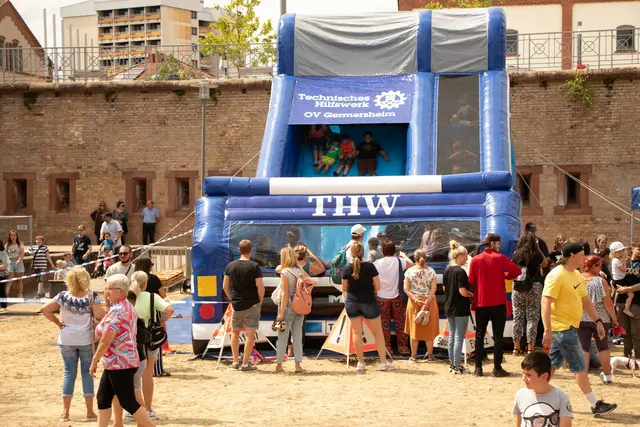 Internationales Kinderfest in Germersheim - das THW begeistert die Kids mit seiner Riesenrutsche | Foto: Heike Schwitalla