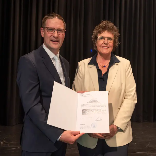 Landrat Manuel Just und Regierungspräsidentin Sylvia M. Felder mit der von beiden unterschriebenen Niederschrift über seine Verpflichtung. | Foto: Landratsamt Rhein-Neckar-Kreis