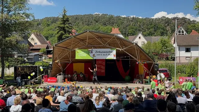 Die "Muschel" im Kurpark in Dahn wird kurzerhand zur Zirkusmanege umfunktioniert. | Foto: Bastian Meyer