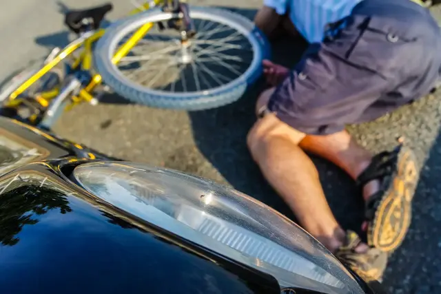 Bei einem Unfall in der Winzinger Straße stieß ein Auto beim Überholen mit einem abbiegenden Radfahrer zusammen. Der Mann stürzte und kam verletzt ins Krankenhaus. | Foto: AdobeStock_88687371_arborpulchra