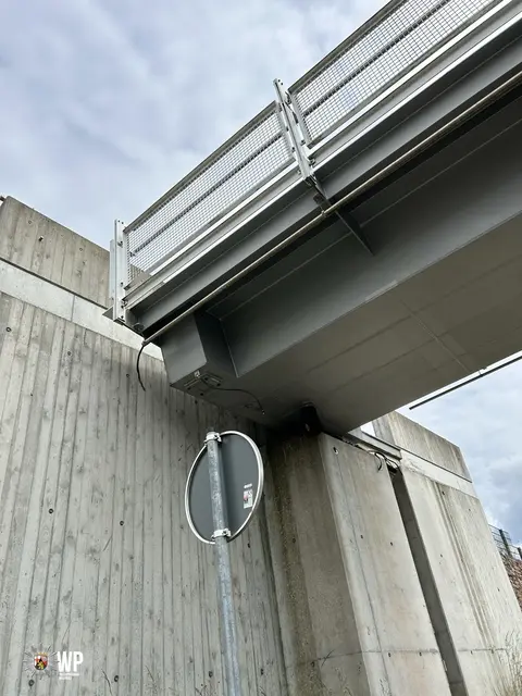 Ein Tieflader mit einem Bagger rammte am Dienstagnachmittag eine Fußgängerbrücke über der B48 bei Enkenbach-Alsenborn. Straße, Brücke und Bahnstrecke wurden gesperrt | Foto: Polizeipräsidium Westpfalz