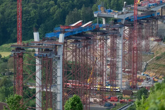 Rund ein Jahr nach dem tödlichen Gondelabsturz an einer Brückenbaustelle in Horb hat die Staatsanwaltschaft die Ermittlungen abgeschlossen. (Archivbild) | Foto: Marijan Murat/dpa