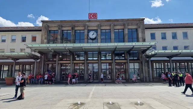 Bei einer Kontrolle wegen Rauchens im Hauptbahnhof Kaiserslautern stellte die Bundespolizei einen gesuchten Mann fest. Gegen den 26‑Jährigen lag ein Haftbefehl vor – er wurde in die JVA Frankenthal gebracht. | Foto: Ralf Vester