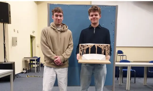 Maximilian Layh und Marlon Spanke mit ihrem Arena-Dach „OctaTRiRing“. | Foto: Spanke/gratis