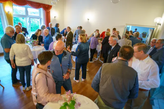 Die Ausstellung lieferte Gesprächsstoff bis zum späten Abend | Foto: Herweck