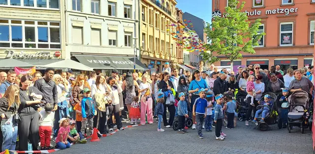 Tanz, Musik und strahlende Gesichter: Die Jubiläumsfeier der Kita-Kinder sorgte in der Innenstadt für beste Stimmung | Foto: Monika Klein