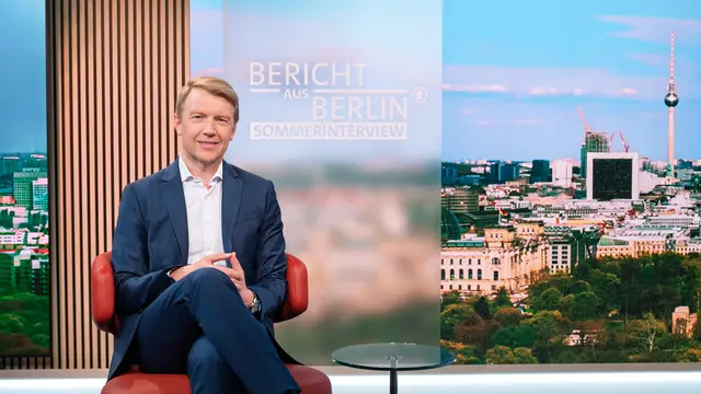 ARD-Sommerinterviews: Das neue Set im ARD-Hauptstadtstudio rückt das 30-minütige Gespräch in den Mittelpunkt. | Foto: ARD Das Erste, Foto: Thomas Ernst