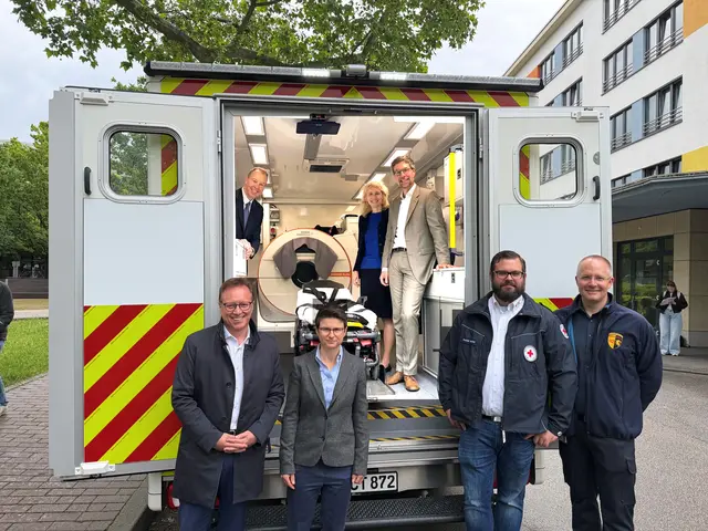 : Im Wagen von links: Prof. Dr. Stefan Schönberg (Klinikdirektor Radiologie und Nuklearmedizin), Prof. Dr. Uta Hanning (Klinikdirektorin Neuroradiologie), Prof. Dr. Michael Platten (Klinikdirektor Neurologie). Vor dem Wagen von links: Ralph Schlusche (Verbandsdirektor beim Verband der Metropolregion Rhein-Neckar), Prof. Dr. Carolin Hoyer (Leiterin der neurologischen Notfallversorgung), Daniel Albrecht (Rettungsdienstleiter DRK Mannheim), Christoph Scherer (Geschäftsführer Integrierte Leitstelle Mannheim) | Foto: UMM