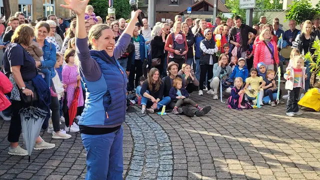 Rund um den Dorfplatz startet die Gässelweinkerwe mit ihrer traditionellen Eröffnung in das Kerwewochenende. | Foto: Markus Pacher