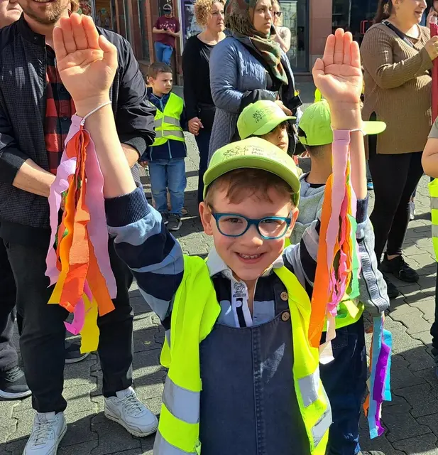 Hoch die Hände: Gustav (6) weiß, dass die Stadt Kaiserslautern ihr 750-jähriges Bestehen feiert | Foto: Monika Klein