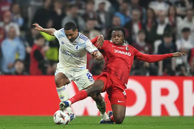 Johan Manzambi (r) wird von der UEFA als junger Spieler der Saison ausgezeichnet. | Foto: Robert Michael/dpa