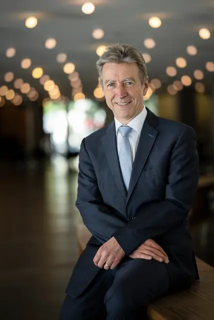Tilmann Pröllochs bleibt bis 2032 Geschäftsführender Intendant des Nationaltheaters Mannheim. Der Gemeinderat verlängerte seinen Vertrag und setzt damit auf Kontinuität während Sanierung und Interimsspielbetrieb. | Foto: Christian Kleiner/Nationaltheater Mannheim 
