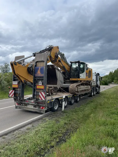 Ein Tieflader mit einem Bagger rammte am Dienstagnachmittag eine Fußgängerbrücke über der B48 bei Enkenbach-Alsenborn | Foto: Polizeipräsidium Westpfalz