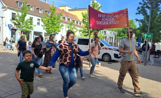 Aus allen Himmelsrichtungen strömen die Kitas beim Sternmarsch zur Jubiläumsbühne | Foto: Monika Klein