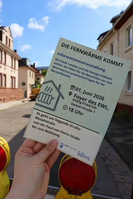 Anwohnende informieren sich, was eine Baustelle für den Fernwärmeausbau in ihrer Straße bedeutet. | Foto: Die Mozartstraße bekommt Fernwärme!