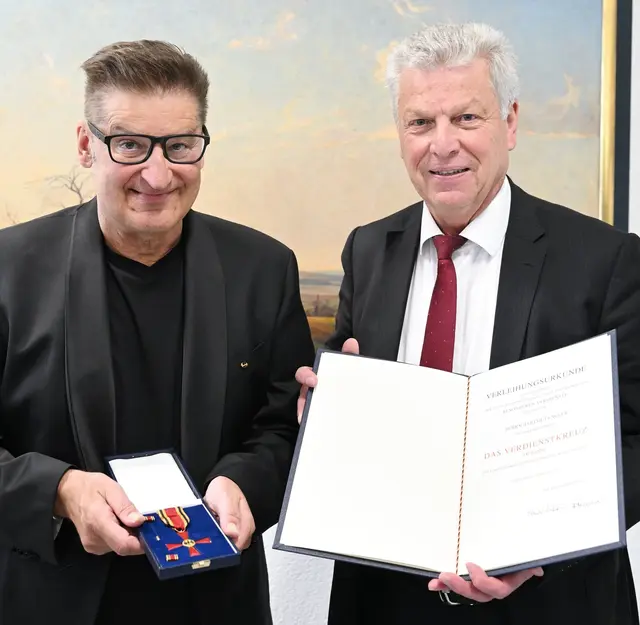Pur-Frontmann Hartmut Engler bekommt das Bundesverdienstkreuz verliehen | Foto: Franziska Kraufmann/dpa