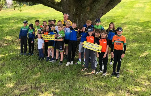 Mittendrin sind die Bolandener Radsportler hier im Gruppenbild von Team Pfalz  | Foto: |HSchäffer