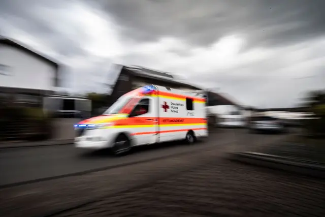 An dem Unfall waren zwei Lastwagen und zwei Autos beteiligt. (Symbolbild) | Foto: Boris Roessler/dpa