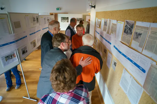 Die begleitende Ausstellung weckte Erinnerungen und regte zu Gesprächen an | Foto: Herweck