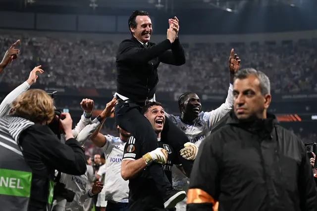 Aston Villas Torwart Emiliano Martínez trägt nach dem Finalsieg gegen den SC Freiburg seinen Trainer Unai Emery auf den Schultern. | Foto: Mustafa Alkac/dpa