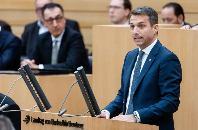 Der neue AfD-Fraktionschef Martin Rothweiler ging in seiner ersten Rede im Landtag den neuen Ministerpräsidenten Cem Özdemir (Grüne) an. | Foto: Christoph Schmidt/dpa