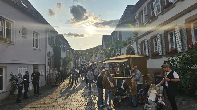 Zwischen Höfen, Zelten und Ständen prägt das Blütenfest in Rhodt den Festbetrieb entlang der Theresienstraße | Foto: Eva Bender