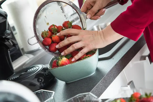 Bleibt der Strunk beim Waschen der Erdbeeren dran, wird der Geschmack nicht verwässert. | Foto: dpa