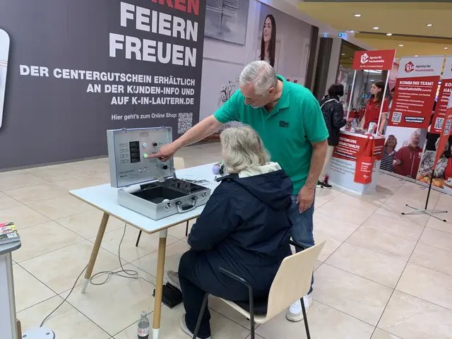 Oliver Cusnick erklärt den Reaktionstester | Foto: BdP Peter Krietemeyer