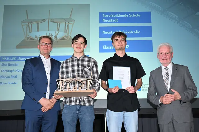 Kammerpräsident Dr. Horst Lenz (l.) und Volker Tschiedel, Bildungsministerium Rheinland-Pfalz (r.) gratulierten Christoph Müller und Colin Steidel (Mitte) mit dem Arena-Dach „Starwave Stage“ zum 4. Platz in der Altersklasse II. Nicht anwesend waren Sina Boestel und Marvin Reiß. | Foto: Kristina Schäfer