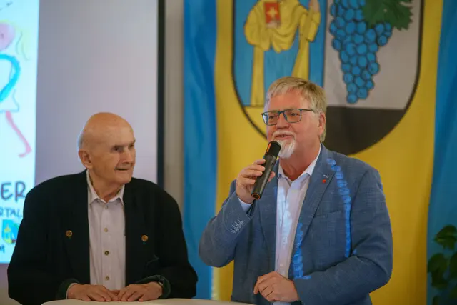 Der ehem. VG-Bürgermeister Hans Appel (links) im Gespräch mit Moderator Gustav Herzog | Foto: Herweck
