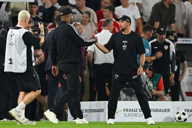 Shake Hands der Trainer Vincent Kompany (l) und Sebastian Hoeneß nach dem Supercup-Duell zu Saisonbeginn. (Archivbild) | Foto: Tom Weller/dpa