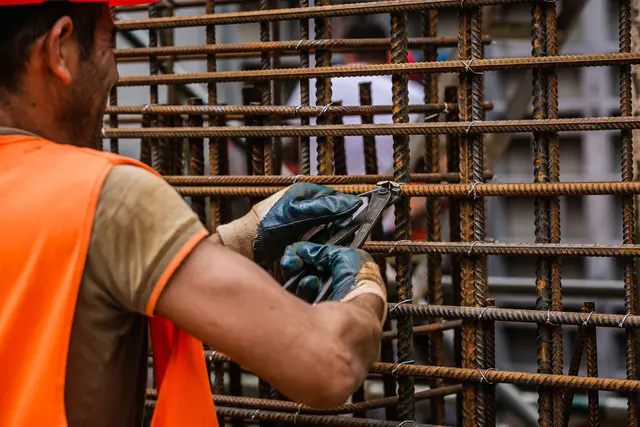 Auf dem Bau locken bessere Löhne: Bauarbeiter verdienen jetzt 3,9 Prozent mehr. Darauf hat die IG BAU Süd-West-Pfalz hingewiesen. | Foto: IG Bau/Tobias Seifert/gratis