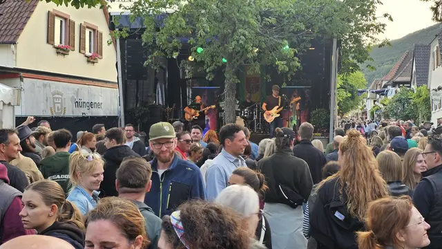 Auf der Bühne der Landjugend stehen beim Heimat- und Blütenfest in Rhodt an mehreren Tagen DJs und Live-Musik auf dem Programm | Foto: Eva Bender