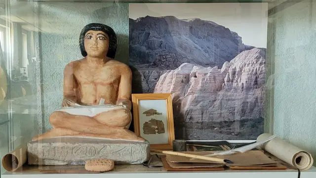 Vitrine Schreibmaterialien  | Foto: Bibelmuseum Neustadt 