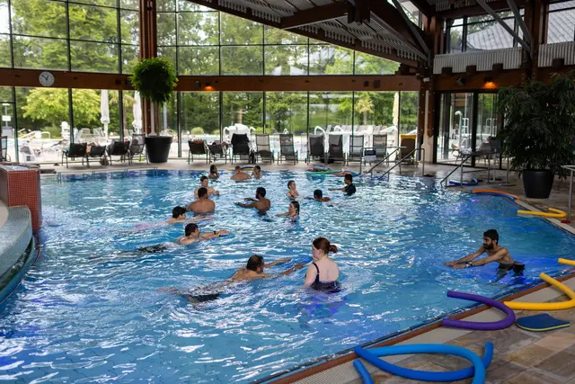 120 Studierende nehmen an den neuen Schwimmkursen in Freiburg teil. | Foto: Philipp von Ditfurth/dpa