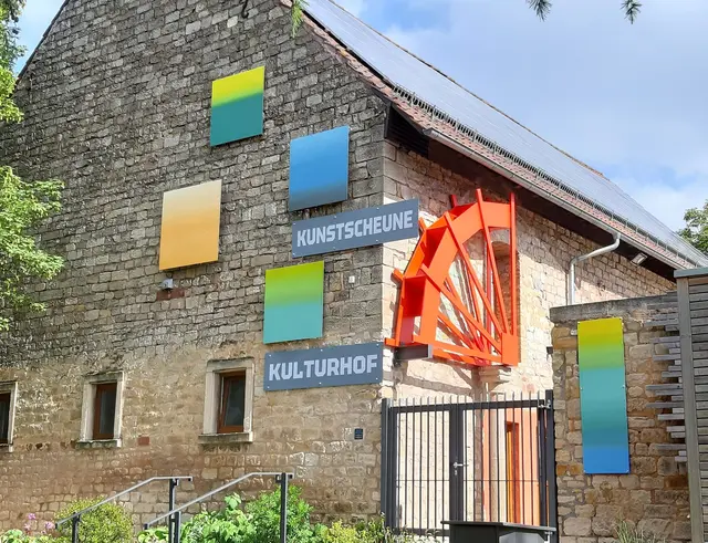Der Göllheimer Künstler Hermann Stabel hat an der Fassade der Kunstscheune eine beeindruckende, mehrteilig Kunstinstallation geschaffen | Foto: VG Göllheim/gratis