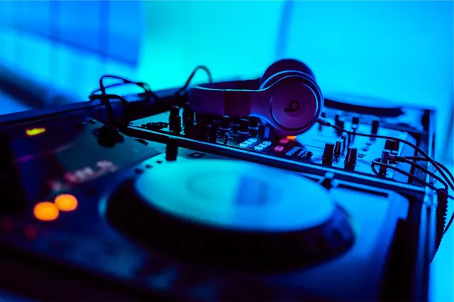 Markus Geng alias Gengvej steht für die neue Art von Musik, die sich zunehmend in unserer Gesellschaft etabliert. Der "Music Creator" schafft es damit sogar in die Charts. | Foto: StockSnap/Pixabay