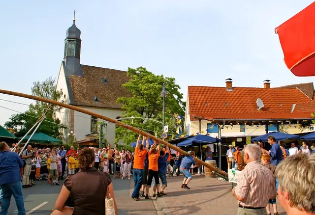 Mit Musik, Wein und dem traditionellen Kerwebaumstellen startet Meckenheim in fünf Tage Gässelweinkerwe. | Foto: kgp.de