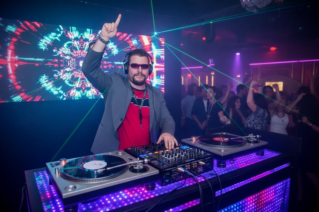 DJ Dominik Wachta &amp; friends hat insgesamt neun Nummer 1 Platzierungen in internationalen Deejay und Hörercharts erreicht. Mit "Timmy, now youre free" gelingt ihm der vierte Nummer 1 Hit in Deutschland. | Foto: DJ Dominik Wachta &amp; friends