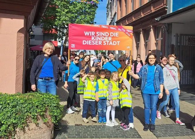 "Wir sind die Kinder dieser Stadt": Die Burgkinder aus Hohenecken auf dem Weg zur Jubiläumsbühne | Foto: Monika Klein