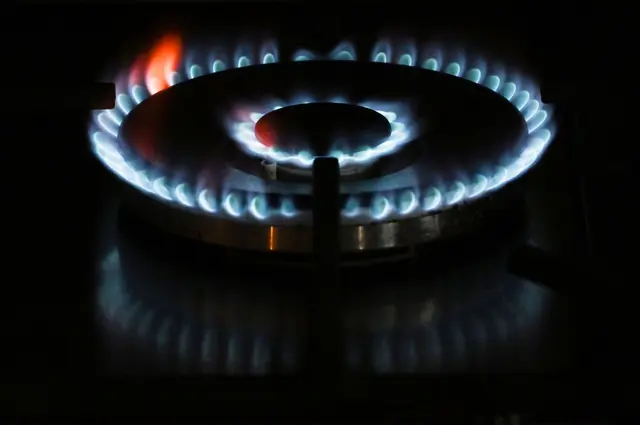Gasleitungen sollten alle zwölf Jahre von Fachleuten und zusätzlich jährlich selbst per Sichtprüfung kontrolliert werden.  | Foto: dpa