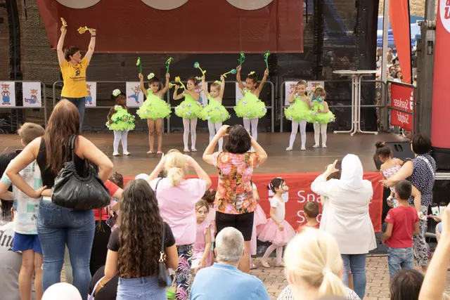 Internationales Kinderfest in Germersheim - auf der Bühne zeigen schon die jüngsten Germersheimer was sie können | Foto: Heike Schwitalla