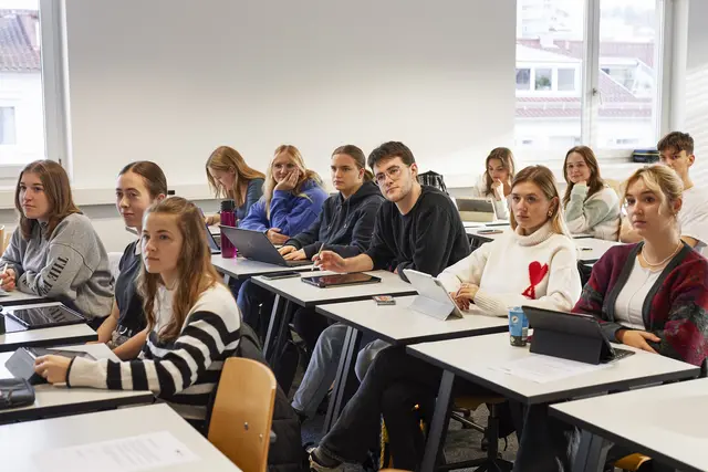 Studierende in einer Vorlesung: Das duale Studium verbindet wissenschaftlich fundierte Lehre mit praxisnaher Ausbildung im Gesundheitswesen | Foto: Bildrechte: Lisa Bossenmaier