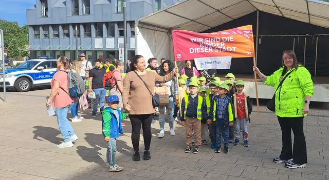 Treffpunkt Schillerplatz: Die Minimax-Kinder sammeln sich, um gemeinsam zur Jubiläumsbühne zu laufen | Foto: Monika Klein