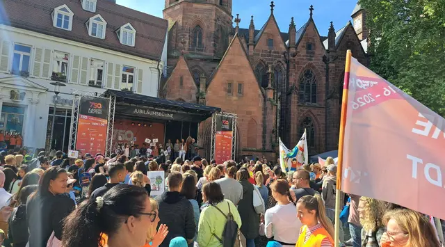 Die Jubiläumsbühne vor der Stiftskirche wurde beim großen Kinderfest zum bunten Treffpunkt für Familien, Erzieher und Kita-Kinder | Foto: Monika Klein