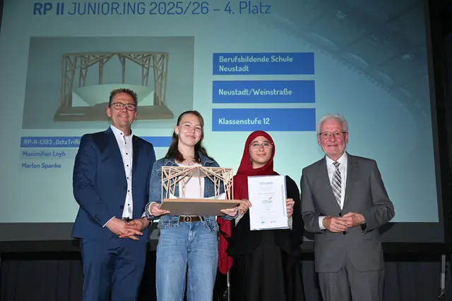 Maximilian Layh und Marlon Spanke haben mit ihrem Arena-Dach „OctaTRiRing“ einen 4. Platz in der Altersklasse II erreicht und konnten leider nicht persönlich zur Verleihung kommen. Sellina Klobetanz und Lojain Alzir nahmen den Preis stellvertretend von Kammerpräsident Dr. Horst Lenz (l.) und Volker Tschiedel, Bildungsministerium Rheinland-Pfalz (r.) entgegen. | Foto: Kristina Schäfer