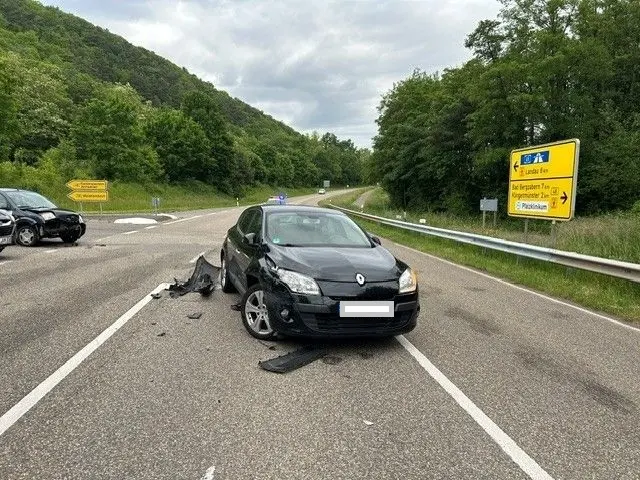 An der Einmündung von der B48 zur L509 bei Göcklingen sind zwei Autos zusammengestoßen. Eine 18‑jährige Autofahrerin missachtete laut Polizei die Vorfahrt – beide Fahrzeuge wurden stark beschädigt. | Foto: Polizeidirektion Landau