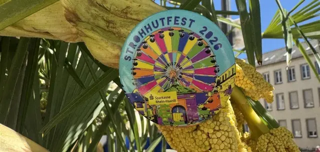 Der Strohhutfestbutton für das Fest in Frankenthal geht ab Dienstag, 26. Mai, in den Verkauf. Der Erlös unterstützt das Musikprogramm des Strohhutfests vom 4. bis 7. Juni. | Foto: Sebastian Weindel, © Sebastian Weindel