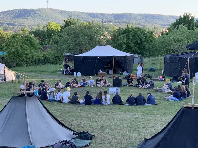 Im Sitzkreis wird das Abendessen eingenommen | Foto: Peter Krietemeyer